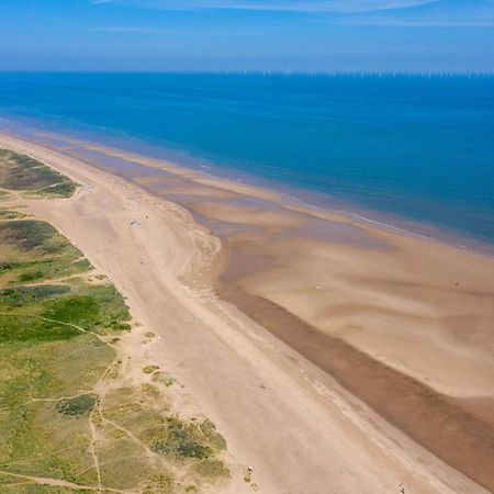 Lovely Caravan With Decking At Coral Beach Park In Lincolnshire Ref 77001C Hotel Ingoldmells Exterior foto