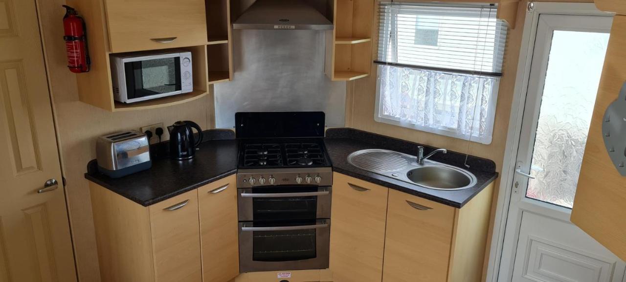 Lovely Caravan With Decking At Coral Beach Park In Lincolnshire Ref 77001C Hotel Ingoldmells Exterior foto