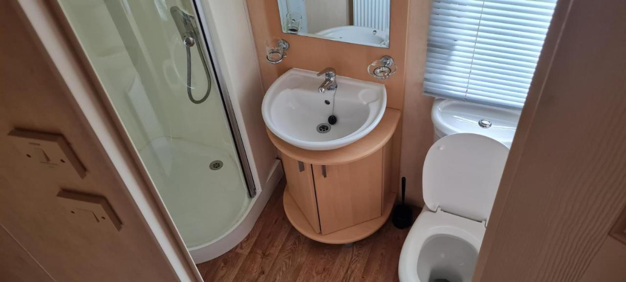 Lovely Caravan With Decking At Coral Beach Park In Lincolnshire Ref 77001C Hotel Ingoldmells Exterior foto