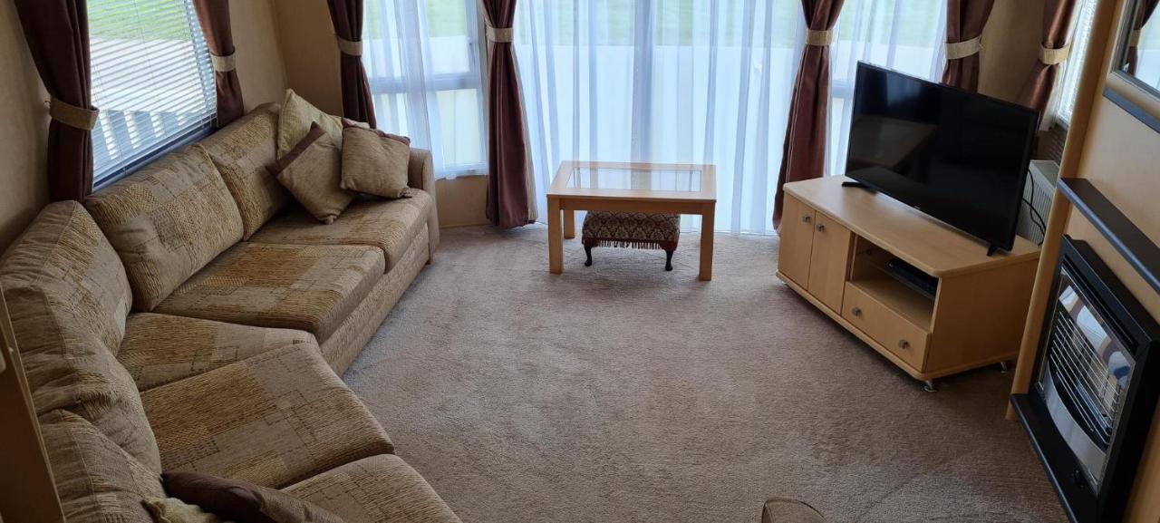 Lovely Caravan With Decking At Coral Beach Park In Lincolnshire Ref 77001C Hotel Ingoldmells Exterior foto