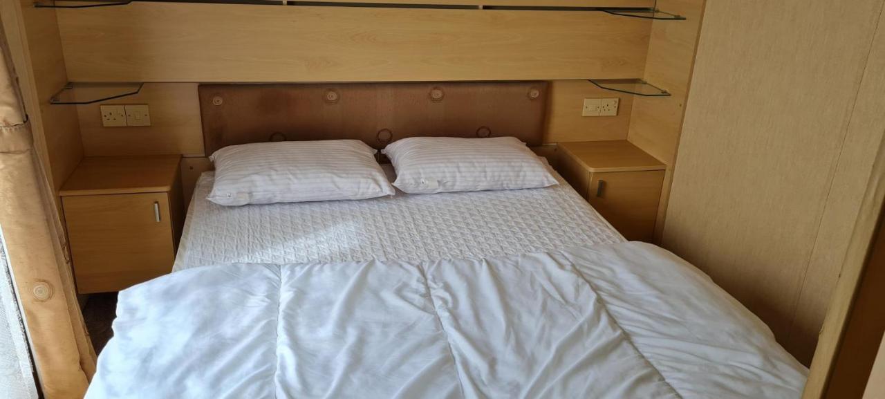 Lovely Caravan With Decking At Coral Beach Park In Lincolnshire Ref 77001C Hotel Ingoldmells Exterior foto